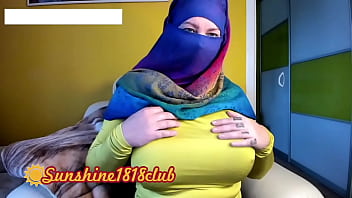 Gadis Muslim Berhijab Dari Timur Tengah Terekam Kamera 2 November