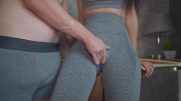 Tak Bisa Berhenti Sentuh Ibu Tiri Usai Gym! Yoga Pants Seksi Dan Creampie 4k