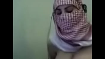 Gadis Palestina Berhijab Tampilkan Pesona Di Webcam