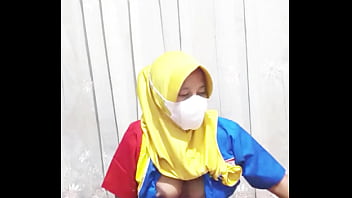 Gadis Berhijab Di Indomaret Berfantasi Panas Sebelum Mulai Kerja