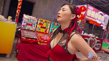 Gadis Tionghoa Mio Digoda Di Pasar Malam.