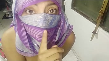 Hot Milf Berhijab Arab Menggoda & Squirting Live Di Webcam