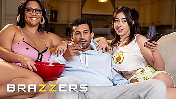 Ashlyn Peaks & Chloe Surreal Ajak Gebetan Nonton Film, Berakhir Dengan Malam Panas Bertiga