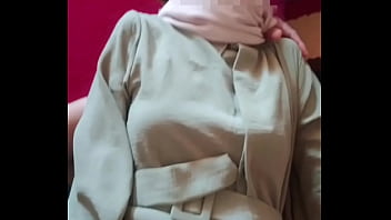 Adik Tiri Berhijab Mesra Saat Hari Raya Idul Fitri