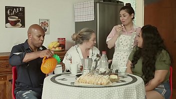 Rumah Maksiat: Suami Ditipu, Ibu Gila Seks, Dan Pembantu Menggoda Semua | Emme White, Alessandra Maia, Agatha Ludovino, Capoeira