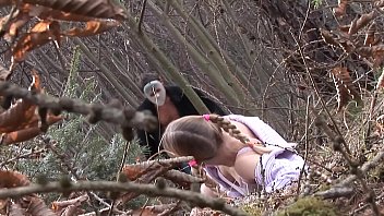 Pria Bertopeng Menggoda Gadis Di Hutan