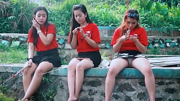 Momen Tak Terduga Saat Wanita Pamer Celana Dalam Saat Memancing Bareng Teman