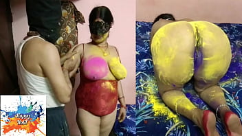 Gadis Muda Main Holi Dengan Payudara Ibu Mertua