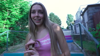 Model Cantik Berkaki Panjang Yang Tak Tahan Uang Dan Kenikmatan Seks