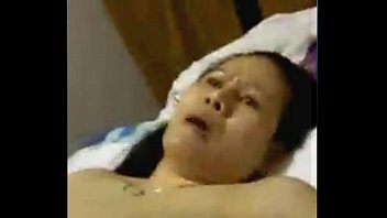 Thai Milf Seksi Dengan Payudara Besar Sedang Masturbasi