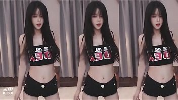 Gadis China Menari Dengan Tubuh Langsing Nan Seksi