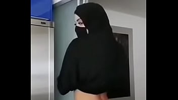 Seksi Berhijab Montok Main Striptease