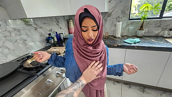 Istri Berhijab Seksi Ingin Selamatkan Pernikahan Dengan Belajar Memberikan Oral Dan Bicara Kotor – Hijablust