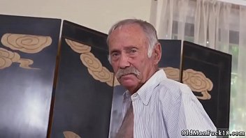 Nenek Berciuman Dengan Pemuda Dan Beruang Tua Pertama Kali Di Selatan
