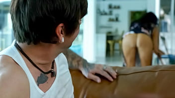 Terpaksa Melihat Bokong Seksi Ibu Tiri Saat Membersihkan