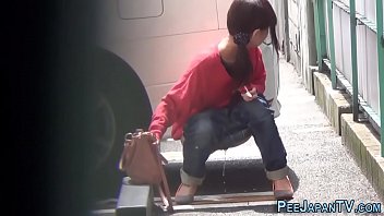 Wanita Jepang Buang Air Kecil Di Jalan Umum