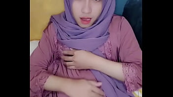 Gaya Solo Dengan Hijab Crossdress Yang Memukau