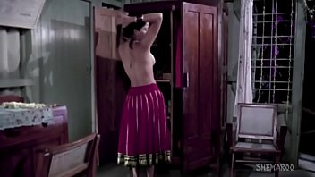 Potret Momen Hot Aktris India Tanpa Busana & Nipple Slip