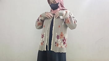 Wanita Berhijab Mengeksplorasi Diri Dengan Bahan Alami