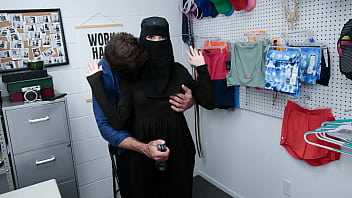Remaja Ketahuan Menyembunyikan Pakaian Dalam Mewah Di Balik Hijab – Myshopsex