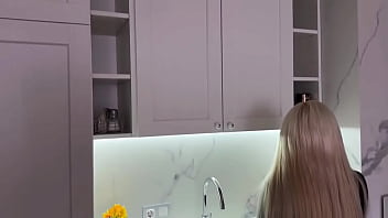 Seksi Gadis Pirang Dengan Stoking Hitam Suka Bercinta. Pasangan Amatir Rusia