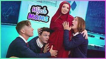 Wanita Berhijab Memuaskan Tiga Pria Sekaligus