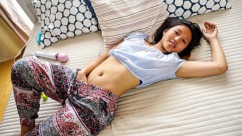 Petualangan Orgasme – May Thai, Gadis Asia Jelita, Menikmati Sensasi Erotis Dengan Vibrator