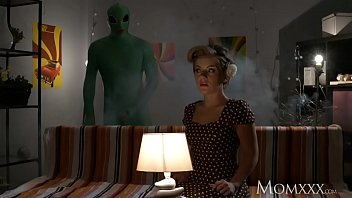 Ibu Rumah Tangga Kesepian Dapat Kunjungan Misterius Dari Alien Di Malam Halloween