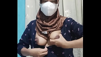 Mahasiswi Berhijab Jelita Menikmati Momen Intim Saat Rumah Sepi