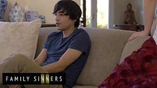 Pelanggaran Keluarga – Stepmom Bunny Madison Hibur Ricky Spanish Yang Patah Hati