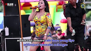Tarian Erotis Indonesia – Dua Penyanyi Cantik Menari Liar Di Panggung Dikelilingi Pria