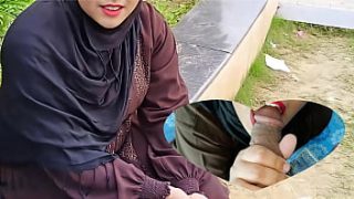 Perempuan Berhijab Yang Terpaksa Berhubungan Dengan Produser Video Demi Uang
