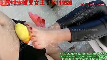 Kaus kaki putih CS170407 bermain dengan tongkat hitam tanpa alas kaki