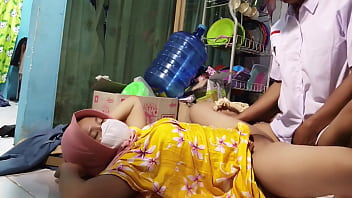 Menggoda Ibu Tiri Sebelum Berangkat Sekolah