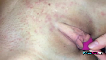 Gadis Rusia berambut pirang memainkan vaginanya dengan vibrator pink