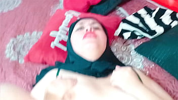 Wanita berhijab merasakan kenikmatan hingga wajahnya dipenuhi cairan cinta