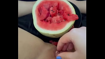 Cara Buah Semangka Tingkatkan Orgasme Wanita – Video Panjang Arab 2025 – Amatir Saudi Terbaik – Masturbasi Ekstrem Dengan Makanan – Buah Di Vagina Remaja – Los Angeles Usa