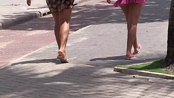 Gadis Cantik Menikmati Pantai Dengan Body Menawan