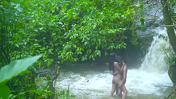 Pasangan India Beradegan Intim Terbuka di Penginapan Tepi Sungai