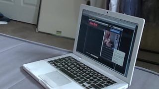 Ibu Berambut Cokelat Menikmati Kenikmatan Intim