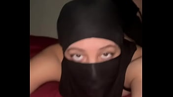 Tarian Arab Muslimah Berhijab dengan Gerakan Menggoda