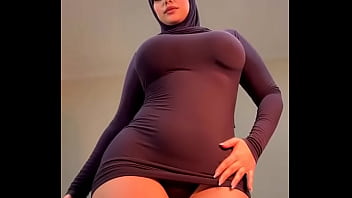 Gadis Berhijab Menari Dengan Gemulai