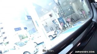 Sarina Tsubaki, Gadis Jepang Berambut Cokelat, Beraksi Mesra Di Dalam Mobil.