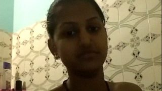 Gadis Desi Mandi Berfoto Selfie Di Kamar Mandi