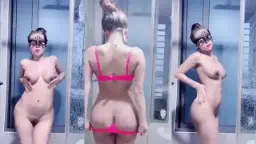 Mei Fifi Mandi Dengan Shower
