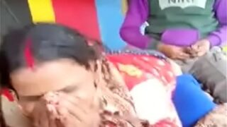 Pengemudi Truk Tua Berhubungan Intim Dengan Wanita Di Dalam Kendaraannya