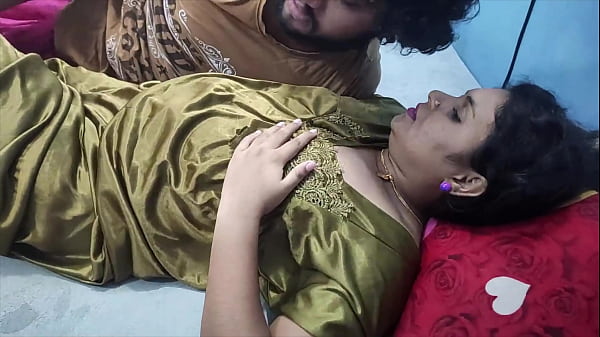 Pasangan Desa India Beradegan Mesra