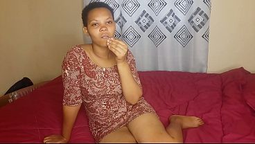 Ibu Sedang Menikmati Waktu Pribadi Di Kamar Tidurnya.
