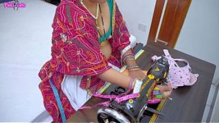 Sasur Dan Menantu Berduaan – Menantu India Digoyang Ganas Saat Diukur Badan Oleh Mertua.