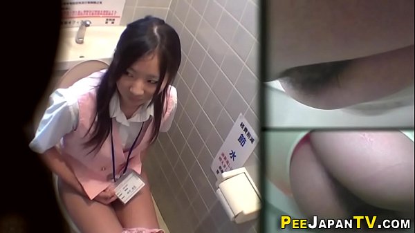 Bocah Asia Semburkan Pancuran Panas Di Kloset